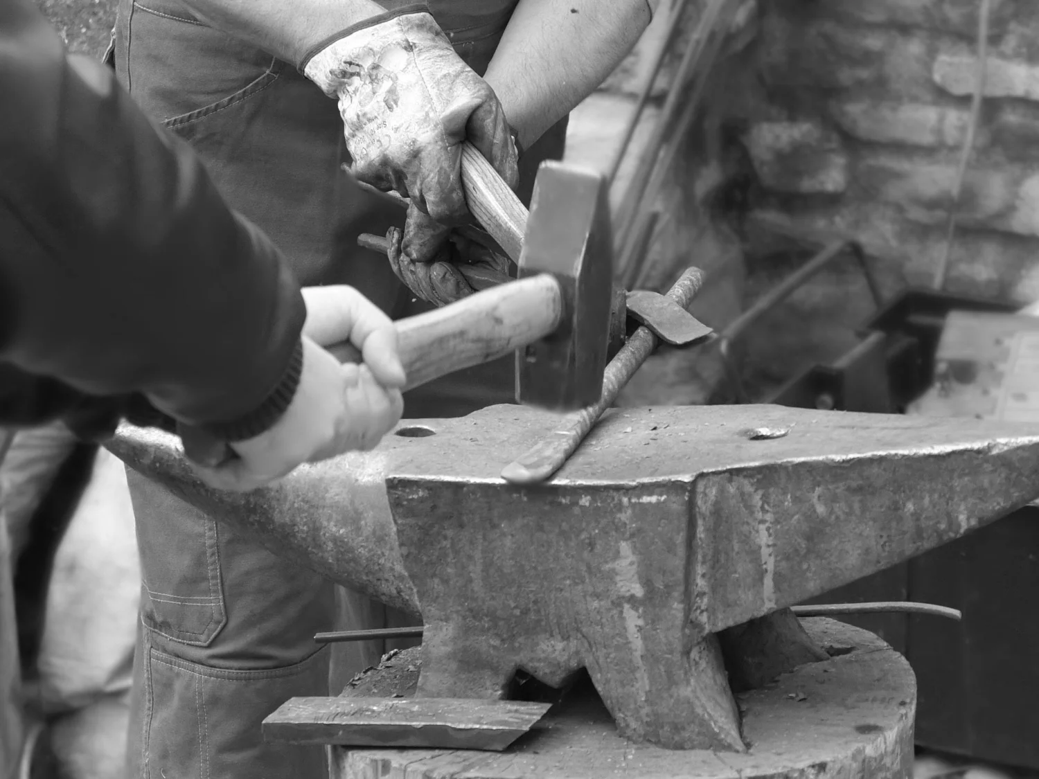 Personas martillando